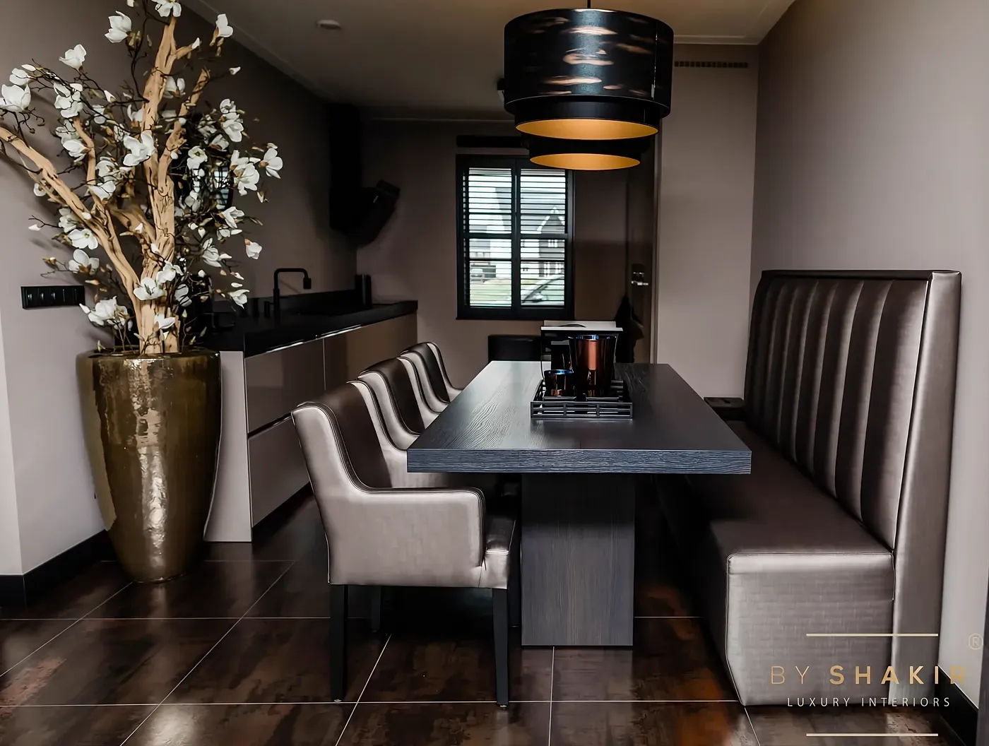Reception room with high ceilings and contemporary furnishings in the Antwerpen country estate